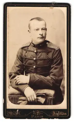 Fotografie Michel Angelidis, Paris, Rue Vauquelin 21, Husar in Uniform mit Metallschulterklappen