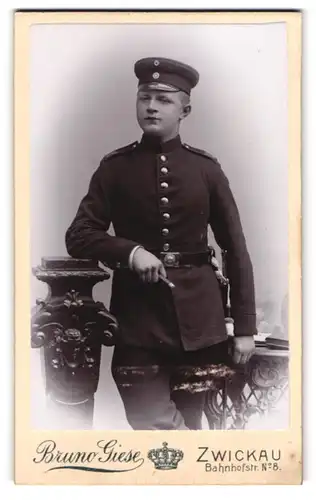 Fotografie Bruno Giese, Zwickau, Bahnhofstrasse 8, Soldat in Uniform mit Bajonett und Zigarre