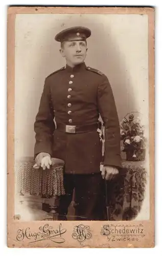 Fotografie Hugo Graf, Schedewitz, Hauptstrasse 71, Soldat in Uniform mit Bajonett und Portepee