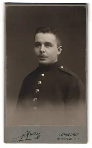 Fotografie Rolus, Berlin-Spandau, Hafenplatz 103, Soldat in Uniform im Portrait