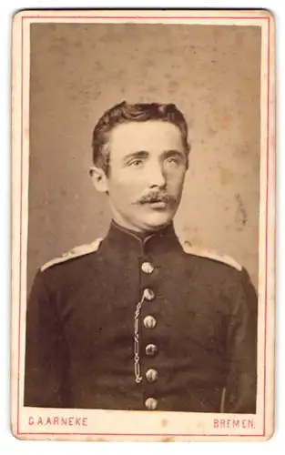 Fotografie G. A. Arneke, Bremen, Carolinenstrasse 3, Soldat in Uniform mit pomadisiertem Haar