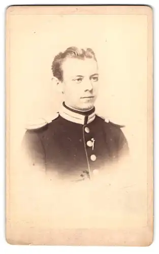 Fotografie F. Wolfram, Dresden, Oberseerplatz 5c, Junger Gardisten Offizier im Portrait