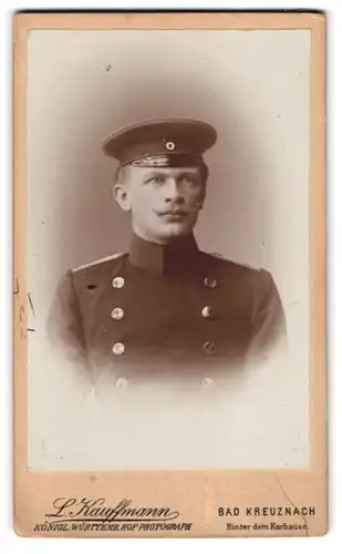 Fotografie L. Kauffmann, Bad Kreuznach, Hinter dem Kurhause, Junger Soldat in Uniform mit Schirmmütze