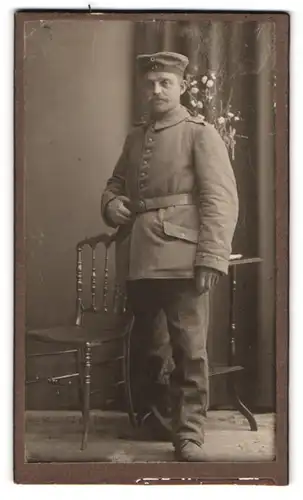Fotografie Ignaz Burger, Reutlingen, Karlsplatz 1, Soldat in Feldgrau mit Krätzchen
