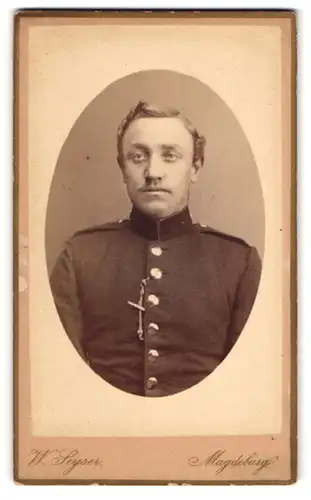 Fotografie W. Seyser, Magdeburg, Breite Weg 207, Soldat in Uniform mit Taschenuhrkette