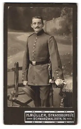 Fotografie H. Müller, Strassburg i. E., Schwarzwaldstrasse 74, Soldat in Uniform mit Bajonett und Portepee