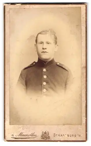 Fotografie K. Maendlen, Strassburg i. E., Ecke Nicolausring und Grandidierstrasse, Junger Soldat in Uniform