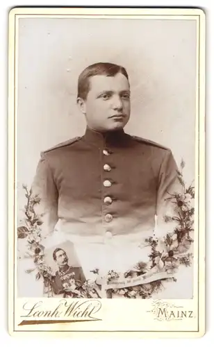 Fotografie Leonh. Wiehl, Mainz, Gartenfeldstrasse 7, Junger Soldat in Uniform