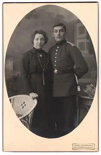 Fotografie Carl Schmalz, Reutlingen, Kaiserstrasse 31, Soldat in Uniform mit Portepee nebst Gattin