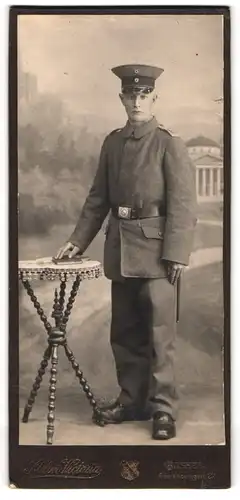 Fotografie Atelier Victoria, Cassel, Obere Königstrasse 22, Junger Soldat in Uniform mit Schirmmütze