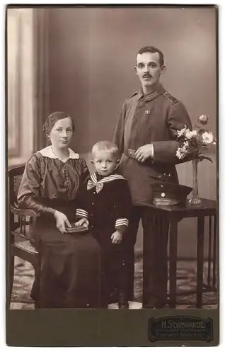 Fotografie H. Schmorrde, Herrnhut-Bernstadt, Gardesoldat in Feldgrau nebst Kind und Frau