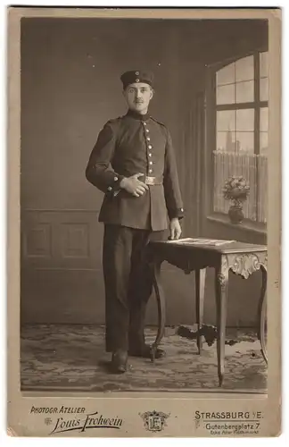 Fotografie Louis Frohwein, Strassburg i. E., Gutenbergstrasse 7, Soldat in Uniform mit Krätzchen
