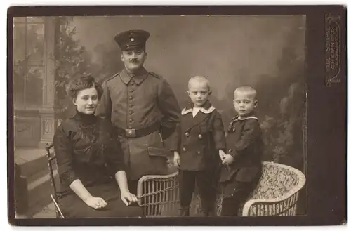 Fotografie Paul Tschapke, Chemnitz, Zschopauerstrasse 79, Soldat in Uniform nebst Famile