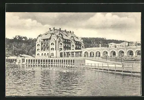 AK Baia Ocna, Hotelgebäude am Schwimmbad