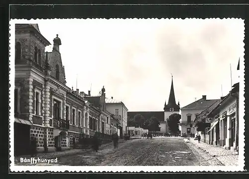 AK Banffyhunyad, Strassenpartie mit Kirche