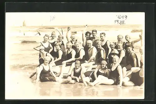 AK Bademode, Gruppenbild Damen, Herren, Burschen und Mädchen in Badebekleidung am Strand