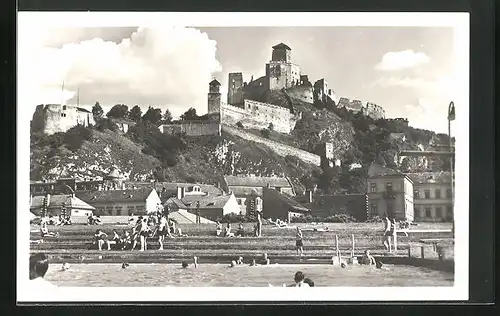 AK Trencin, Ortspartie, Schwimmbad, Blick zur Burg