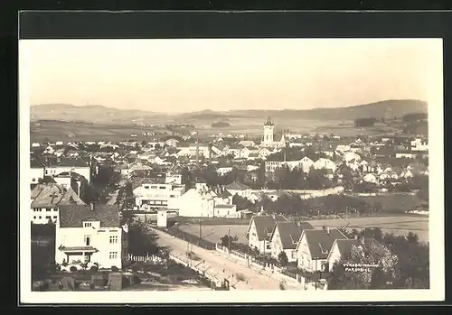 AK Humpolec, Panorama mit Strassenblick aus der Vogelschau