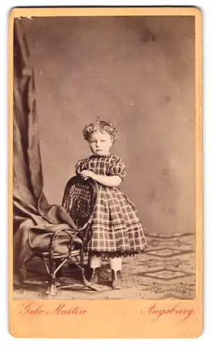 Fotografie Gebr. Martin, Augsburg, Bahnhofstr. 22, Portrait niedliches kleines Mädchen mit lockigem Haar im Kleid
