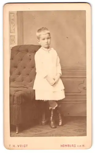 Fotografie T. H. Voigt, Homburg v. d. H., Untere Promenade 33, Portrait hübsches blondes Mädchen im weissen Kleid