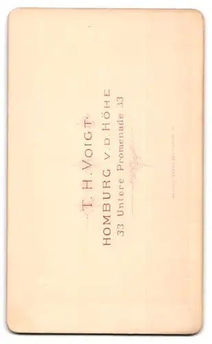 Fotografie T. H. Voigt, Homburg v. d. H., Untere Promenade 33, Portrait hübsches blondes Mädchen im weissen Kleid