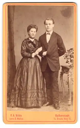 Fotografie F. A. Wilde, Halberstadt, Breite Weg 15, Portrait eines elegant gekleideten jungen Paares