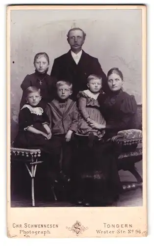 Fotografie Chr. Schwennesen, Tondern, Westerstr. 96, Portrait einer elegant gekleideten Familie mit niedlichen Kindern