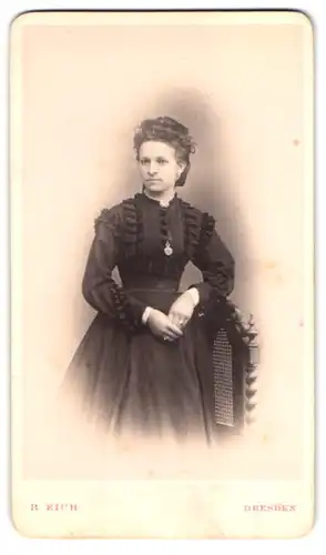 Fotografie R. Eich, Dresden, Pragerstr. 39, Portrait bildschöne junge Frau im prachtvoll gerüschten Kleid