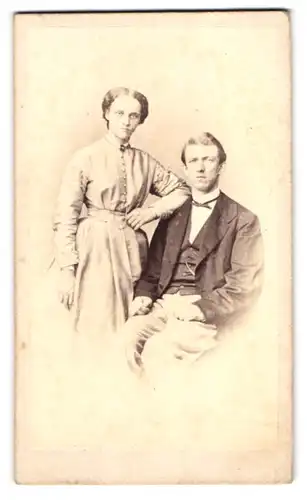 Fotografie L. Herzog, Bremen, Wall 160, Portrait eines elegant gekleideten jungen Paares