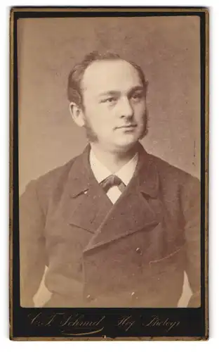 Fotografie C. F. Schmid, Reutlingen, Portrait charmanter junger Mann in Fliege und Jackett