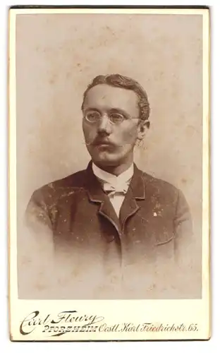 Fotografie Carl Fleury, Pforzheim, Östl. Karl-Friedrich-Str. 65, Portrait stattlicher junger Mann mit Brille