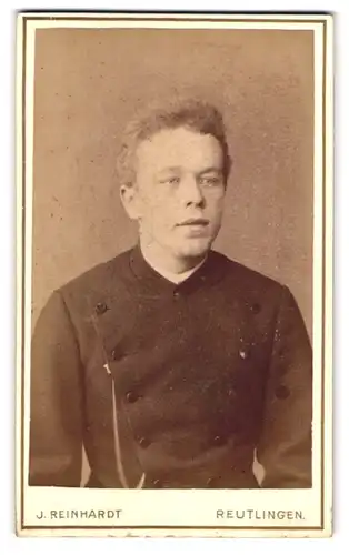 Fotografie J. Reinhardt, Reutlingen, Kleingrabenstr. 330, Portrait junger Mann im schwarzen Jackett