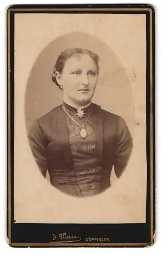 Fotografie J. Weiss, Göppingen, Portrait bildschönes Fräulein mit Brosche und Amulett-Kette