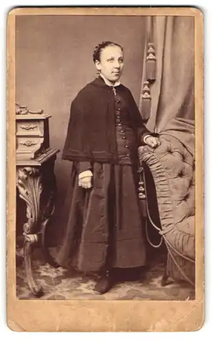 Fotografie J. M. Gallenmüller, Dillingen, Portrait hübsche junge Frau im prachtvollen Kleid