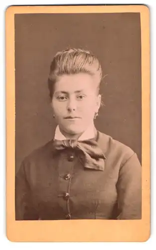 Fotografie J. Liesack, Rosenheim, Heiligengeistgasse 225, Portrait bildschönes Fräulein mit Schleife am Blusenkragen
