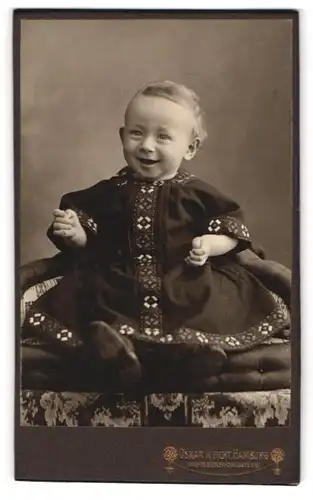 Fotografie Oskar Weicht, Hamburg, Wandsbeker Chaussee 212, Portrait lachendes blondes Mädchen im bestickten Kleidchen