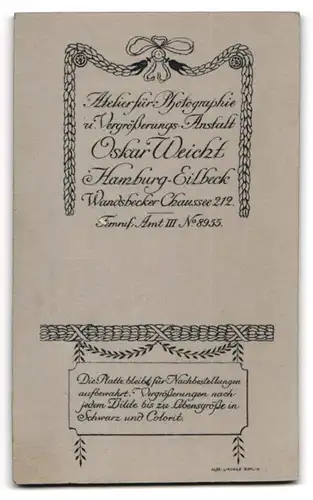 Fotografie Oskar Weicht, Hamburg, Wandsbeker Chaussee 212, Portrait lachendes blondes Mädchen im bestickten Kleidchen