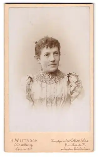 Fotografie H. Wittrock, Hamburg, Speersort 5, Portrait brünette hübsche Dame in prachtvoll gerüschter Bluse