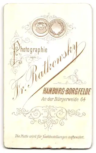 Fotografie Fr. Ratkowsky, Hamburg-Borgfelde, Bürgerweide 64, Portrait dunkelhaarige junge Schönheit im karierten Kleid