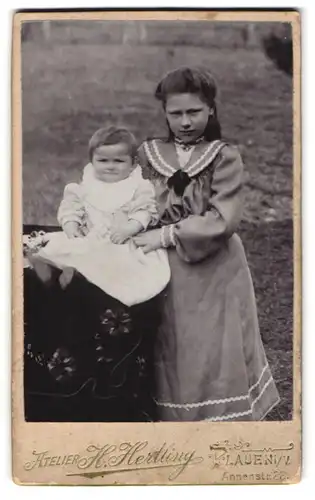 Fotografie H. Hertling, Plauen i. V., Annenstr. 28, Portrait zwei bildschöne Mädchen in tollen Kleidern im Garten