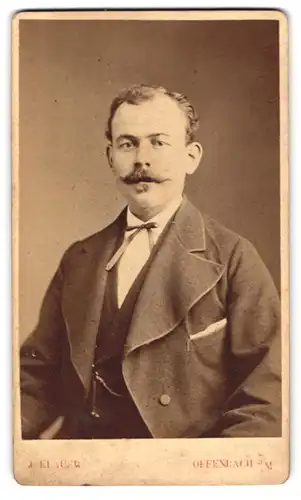 Fotografie J. Klauer, Offenbach, Domstr. 65, Portrait charmanter junger Mann mit Schnurrbart