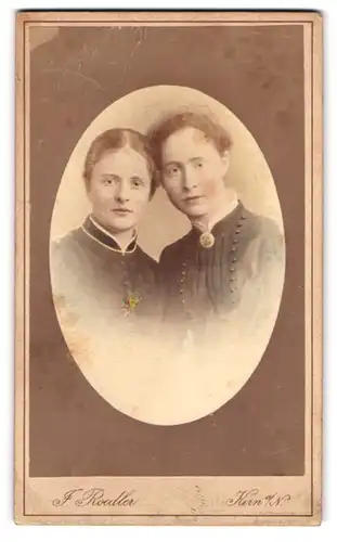 Fotografie J. Roedler, Kirn a. N., Portrait zwei bildschöne junge Frauen in eleganten Kleidern