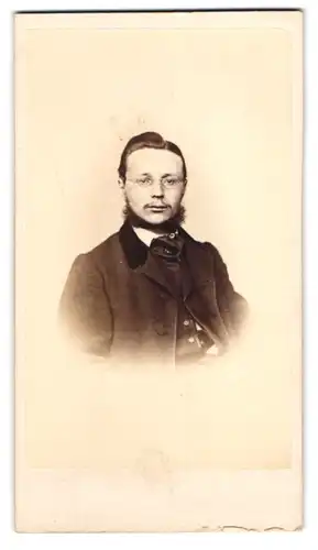 Fotografie W. Ernst, Hannover, Perlstr. 6, Portrait junger Mann mit Lincolnbart und Brille