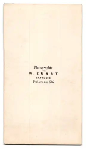 Fotografie W. Ernst, Hannover, Perlstr. 6, Portrait junger Mann mit Lincolnbart und Brille