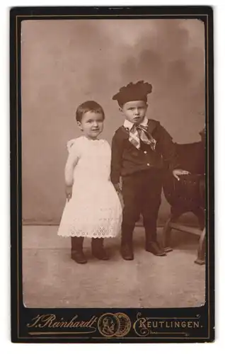 Fotografie J. Reinhardt, Reutlingen, Untere Kaiserstrasse, Portrait bildschönes Kinderpaar in niedlicher Kleidung