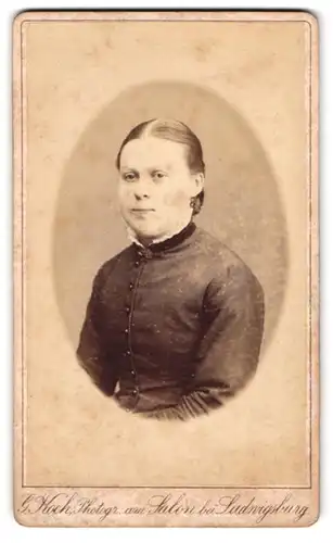 Fotografie G. Koch, Ludwigsburg, Portrait bildschönes Fräulein mit zusammengebundenem Haar