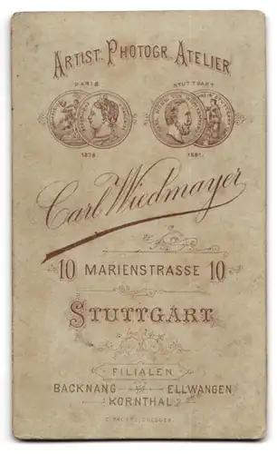 Fotografie Carl Wiedmayer, Stuttgart, Marienstr. 10, Portrait eines elegant gekleideten Mannes mit Mütze und Schnurrbart