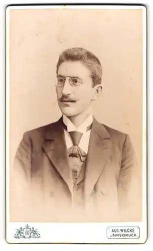 Fotografie Aug. Wilcke, Innsbruck, Rudolfstr. 1, Portrait charmanter junger Mann mit Zwicker und Schnurrbart