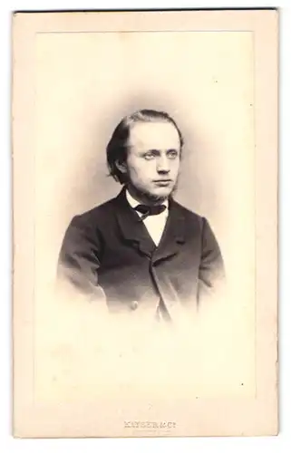 Fotografie Kayser & Co., Stuttgart, Portrait charmanter junger Mann im eleganten Jackett