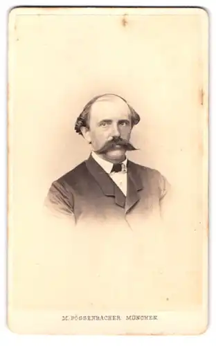 Fotografie M. Pössenbacher, München, Amalienstr. 6, Portrait stattlicher Herr mit Schnurrbart